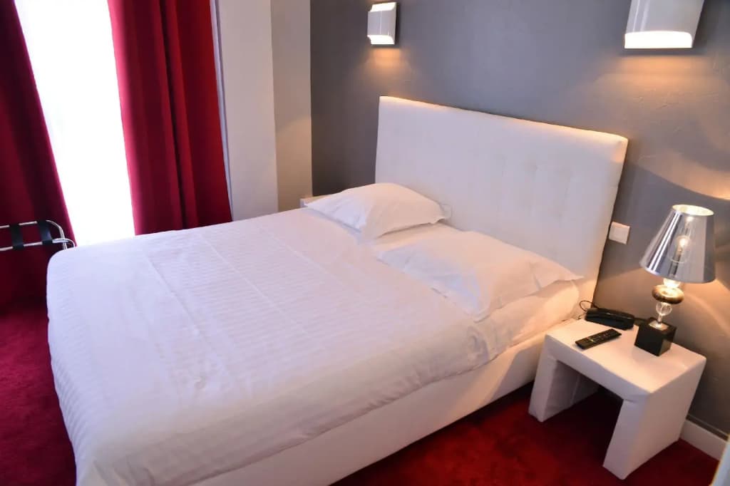 Square Hotel - Photo 2