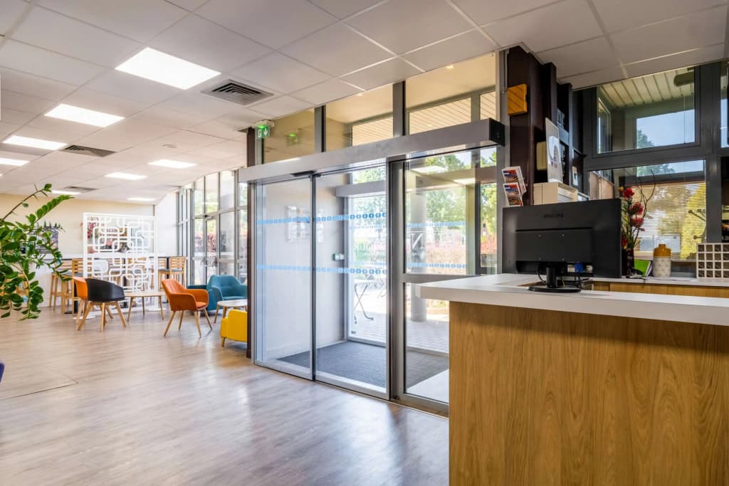 Comfort Hotel Aeroport Lyon St Exupery - Miniature 8