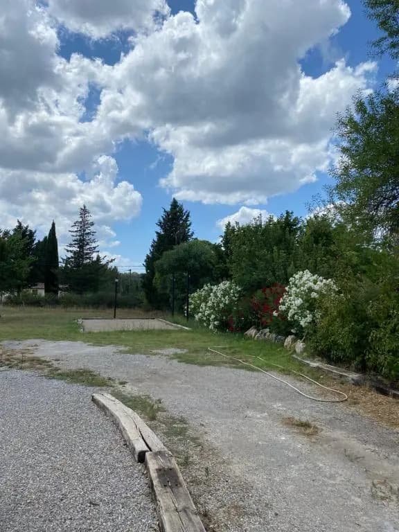 Maison de plain pied avec terrain de pétanque - Photo 1