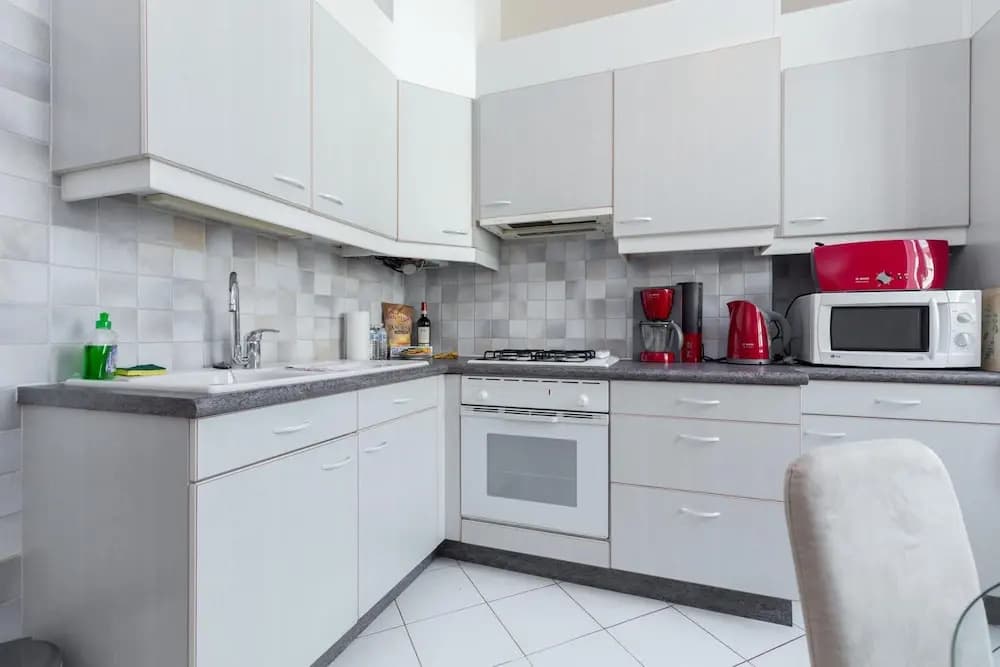 Three Bedroom two Bathroom Apartment in Center of Cannes on Quiet Street Minutes From the Palais - 2002 - Photo 4