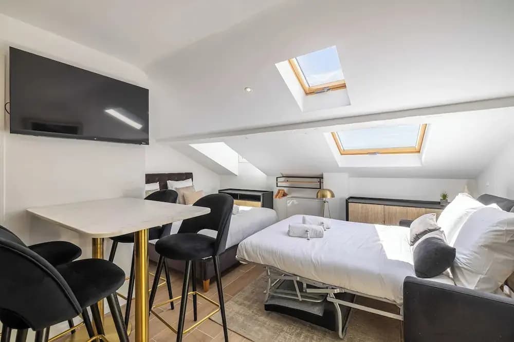 Large Renovated Studio - Bright - 1br/4p - Photo 2