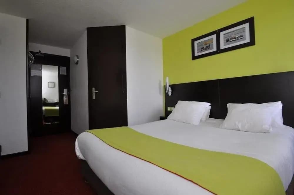 Hotel Kyriad Design ENZO CANNES-ECLUSE - Photo 4