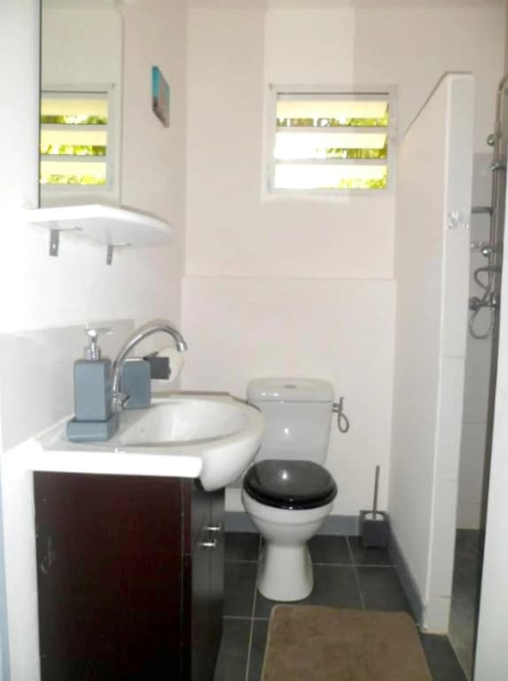 Bungalow de 2 chambres avec piscine partagee jacuzzi et jardin clos a Le Moule - Photo 4