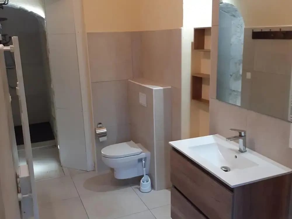Renovated Castle Apartment With Swimming Pool - Miniature 7