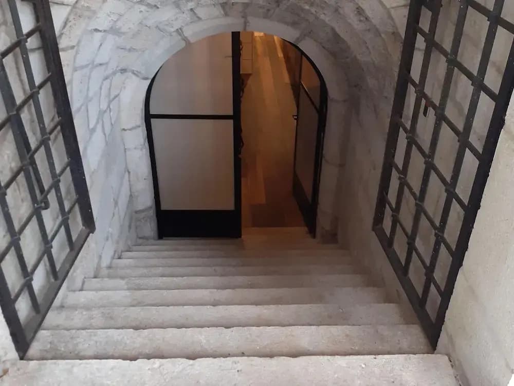 Renovated Castle Apartment With Swimming Pool - Photo 4