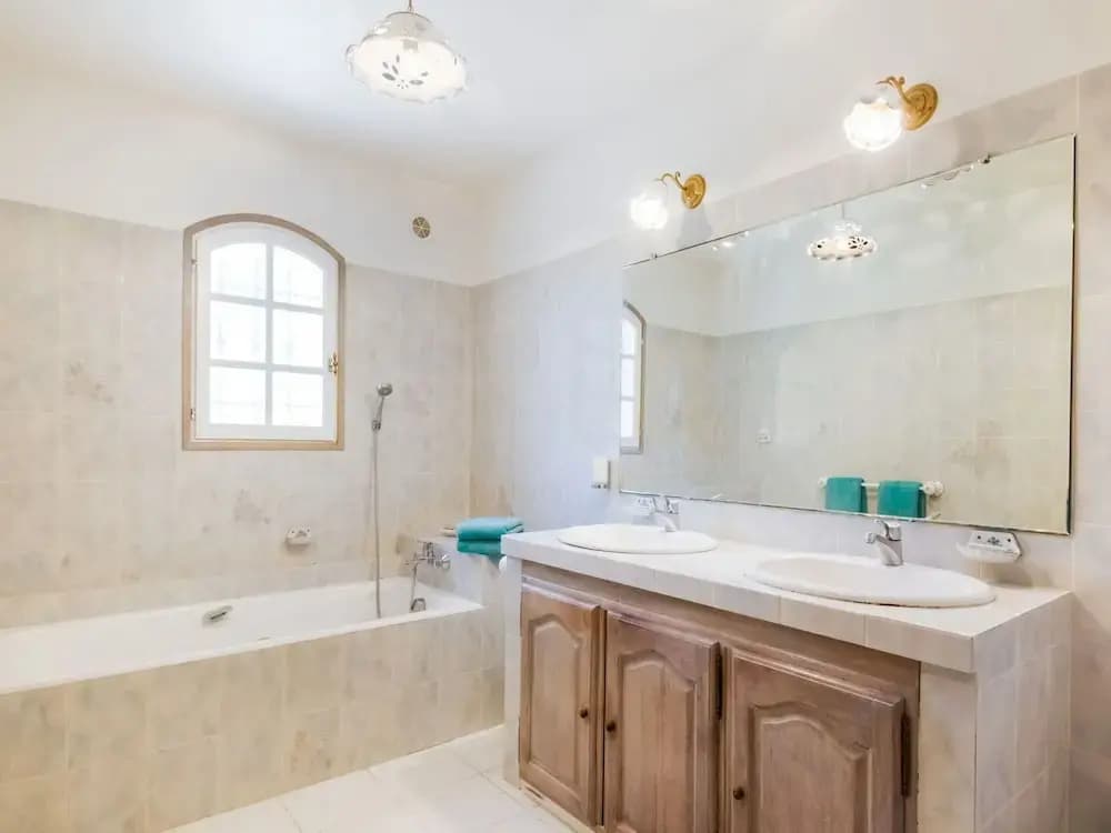 Nice Holiday Home in Lorgues - Miniature 7