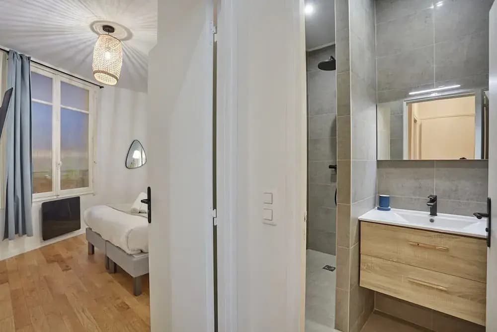 Apartment Located in the Center of Paris - Miniature 6
