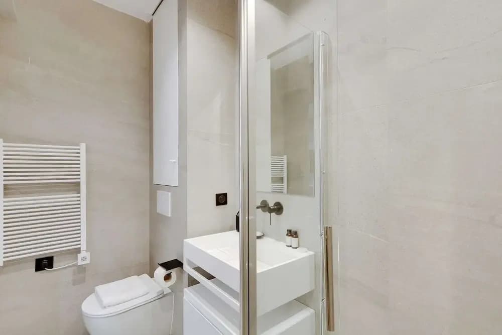 Modern Studio With AC in the Heart of Paris - Miniature 7