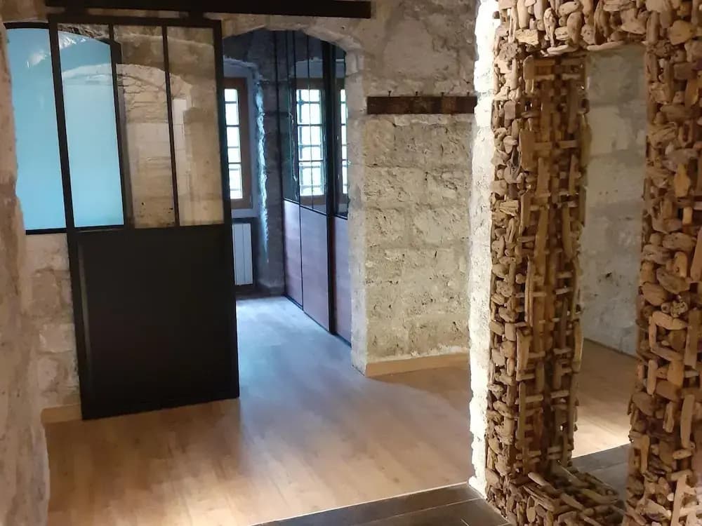 Renovated Castle Apartment With Swimming Pool - Photo 5