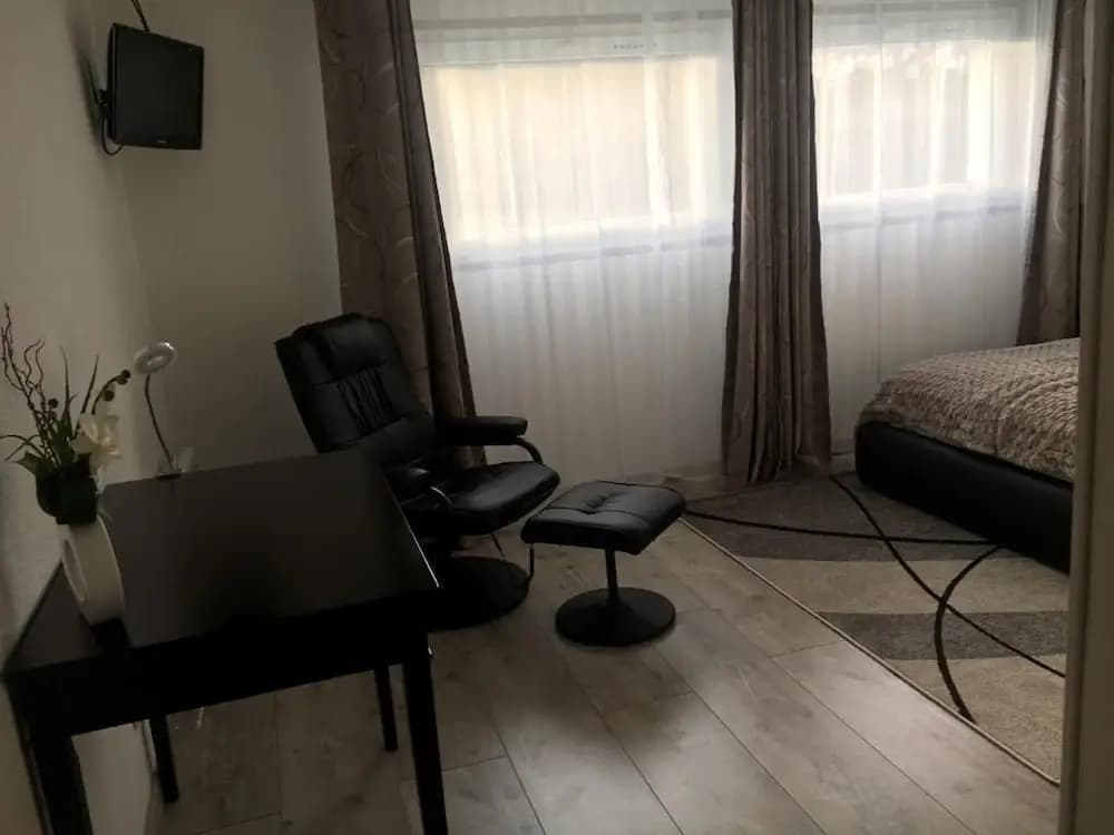 Hotel Mervil Airport - Photo 5