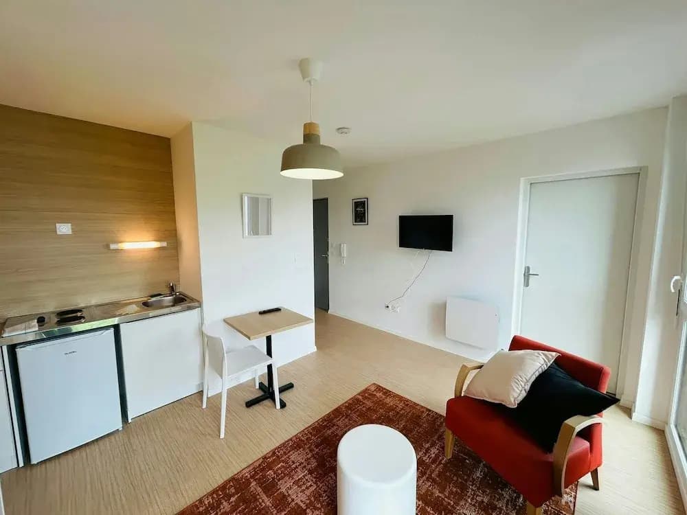 We Live In R - Suite 404 - Miniature 6