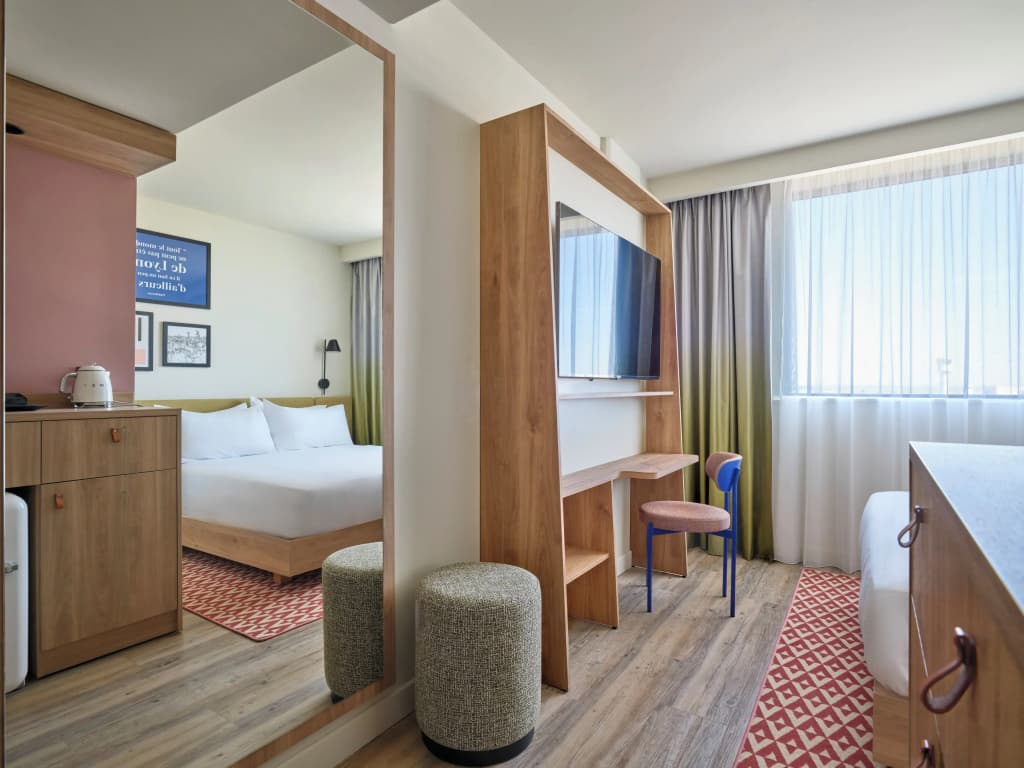 Hampton by Hilton Lyon Airport - Miniature 7