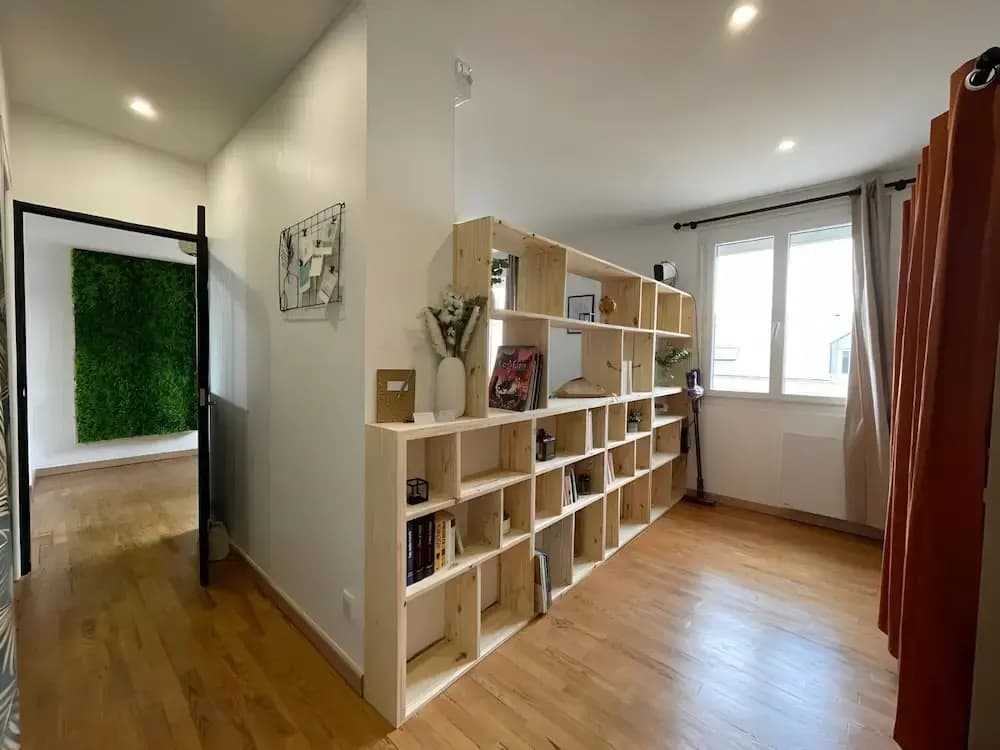 Chic & Cozy - Luxe Flat With Projector - Photo 1