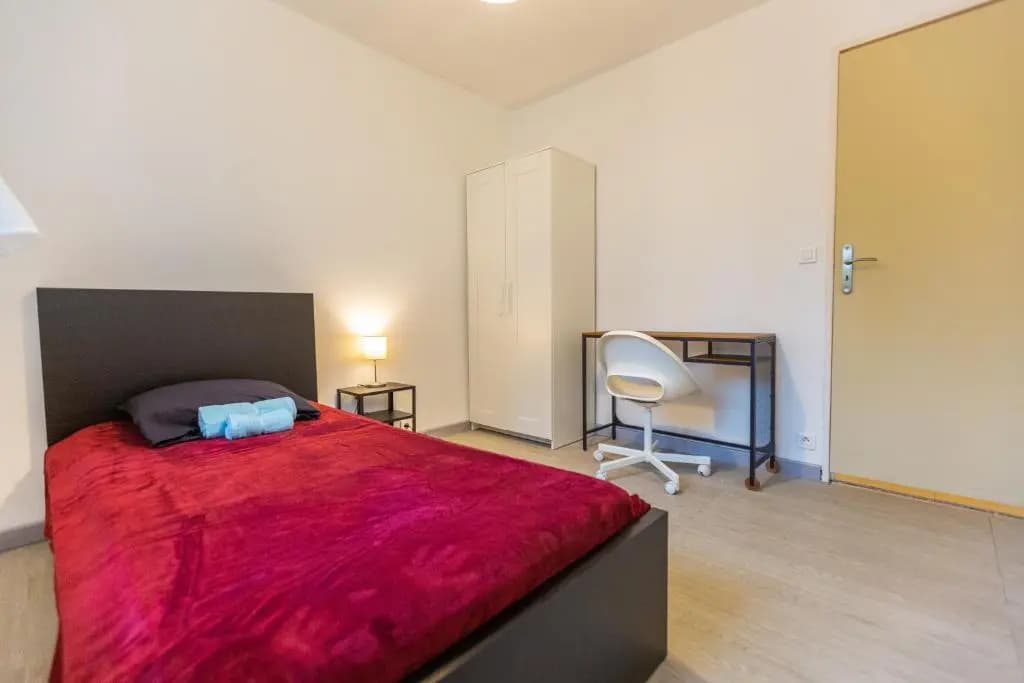 Superbe T4 renove spacieux avec stationnement libre et gratuit - Photo 3