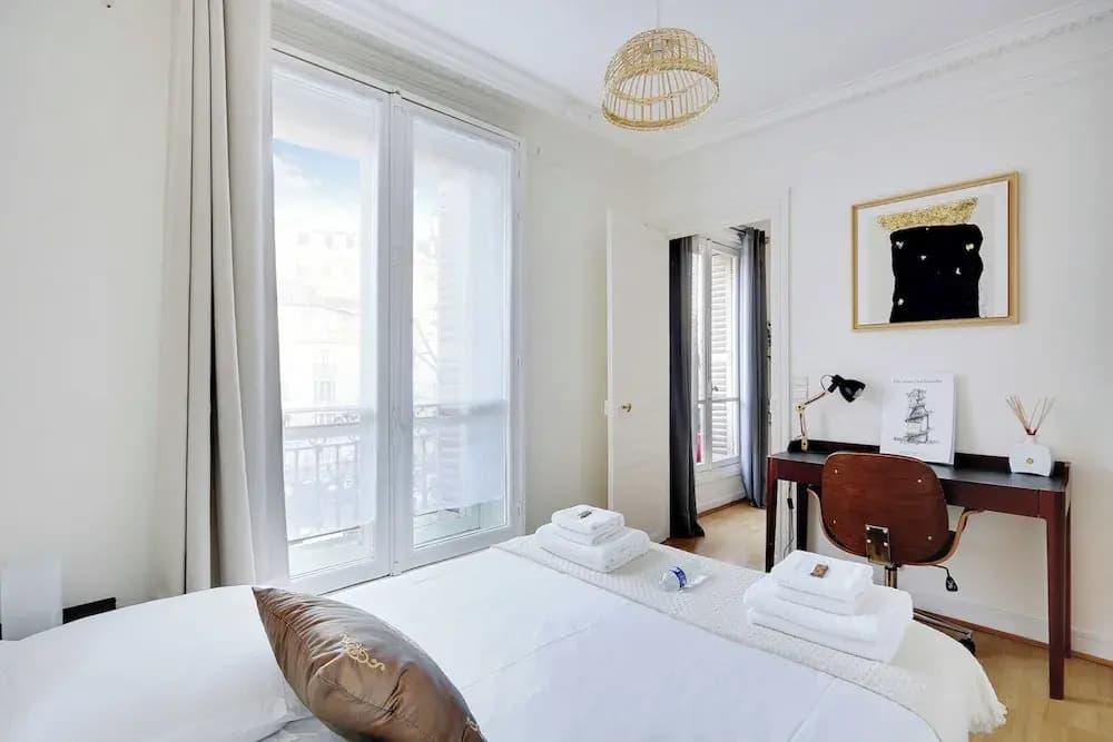 Experience the Parisian Lifestyle: 2BR Near Porte Maillot - Photo 4