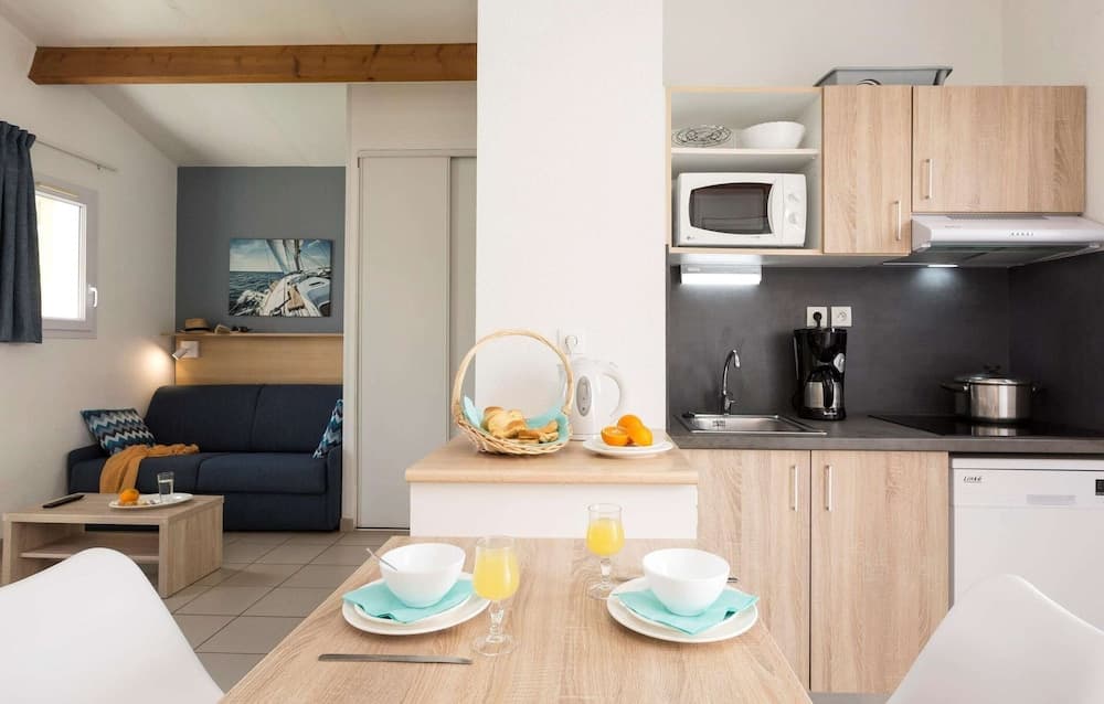Modern Family Getaway - Miniature 8