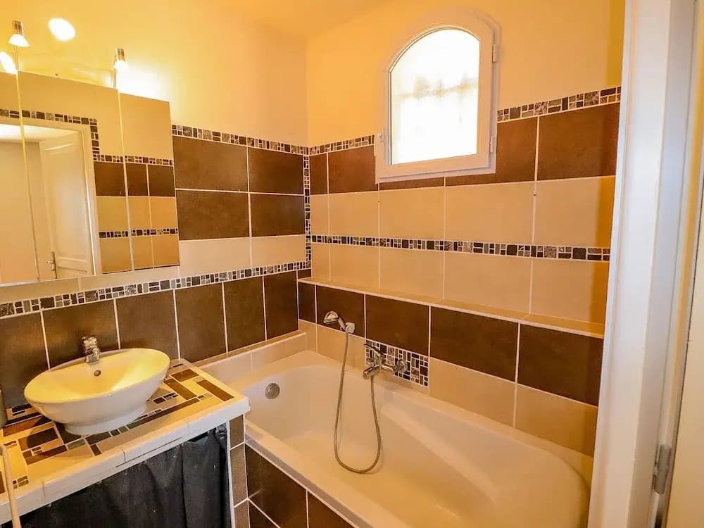 Luxury Property With Private Pool - Miniature 7