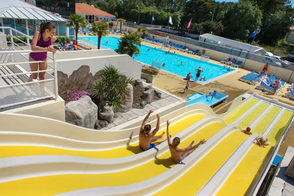 Bungalow with 3 Bedrooms in Saint-Jean-De-Monts, with Pool Access And Furnished Garden - 2 Km From the Beach - Photo 4