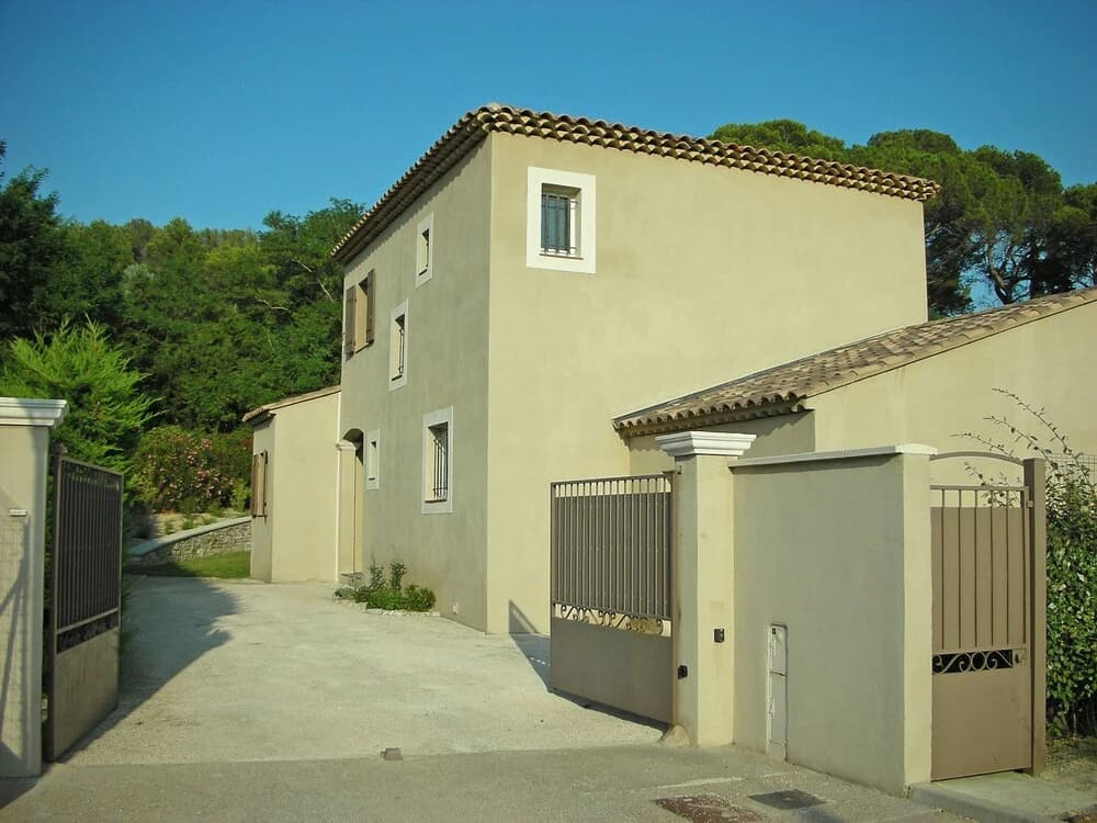 Spacious Villa With Pool - Photo 1