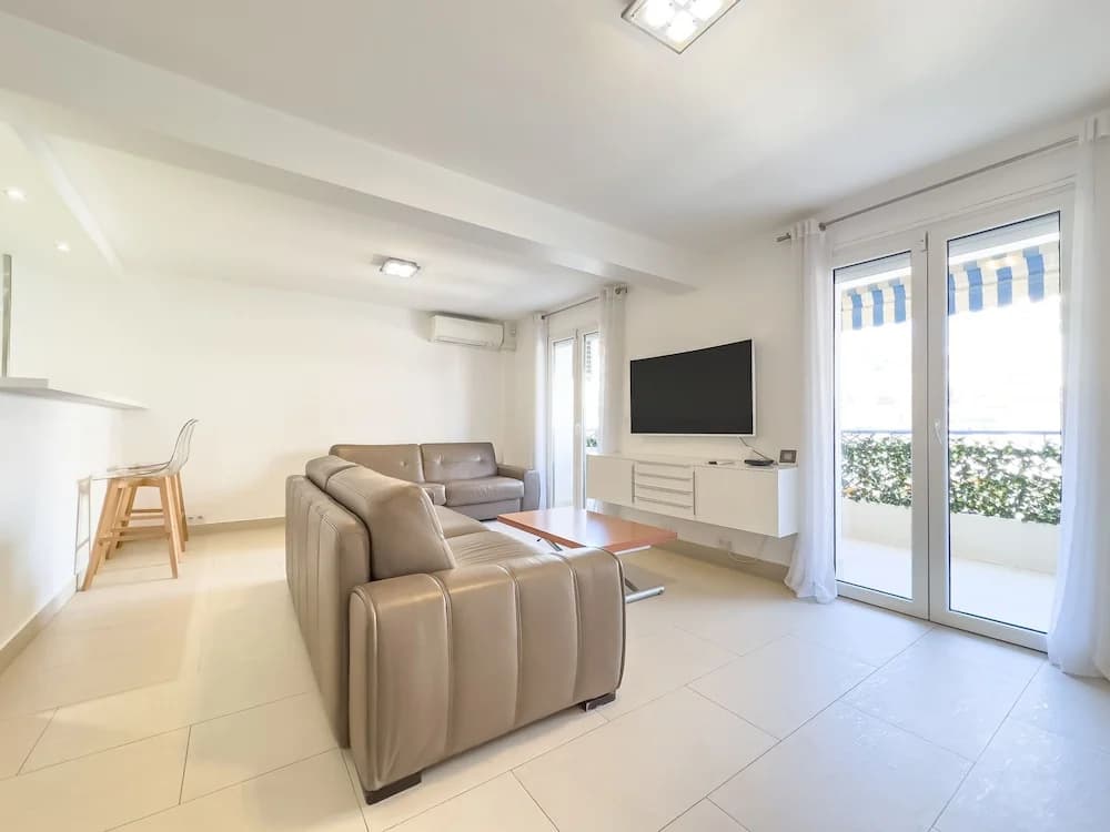 207 Le Maubourg in Cannes - Photo 3