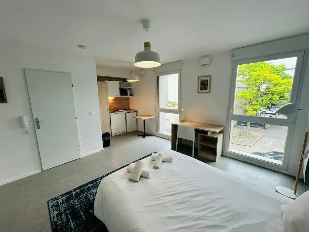 We Live In R - Suite 201 - Miniature 6
