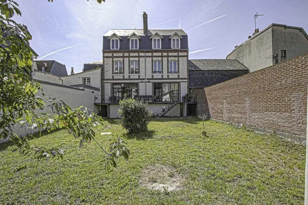House for 18 People With Cinema Place Morny - Photo 1