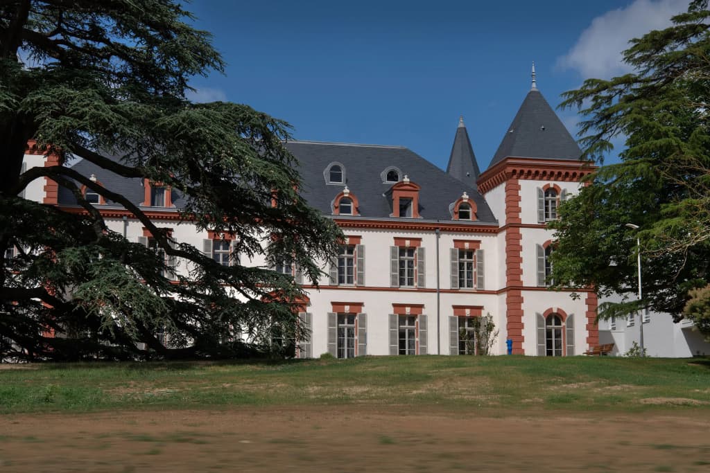 Chateau Camas - Photo 1