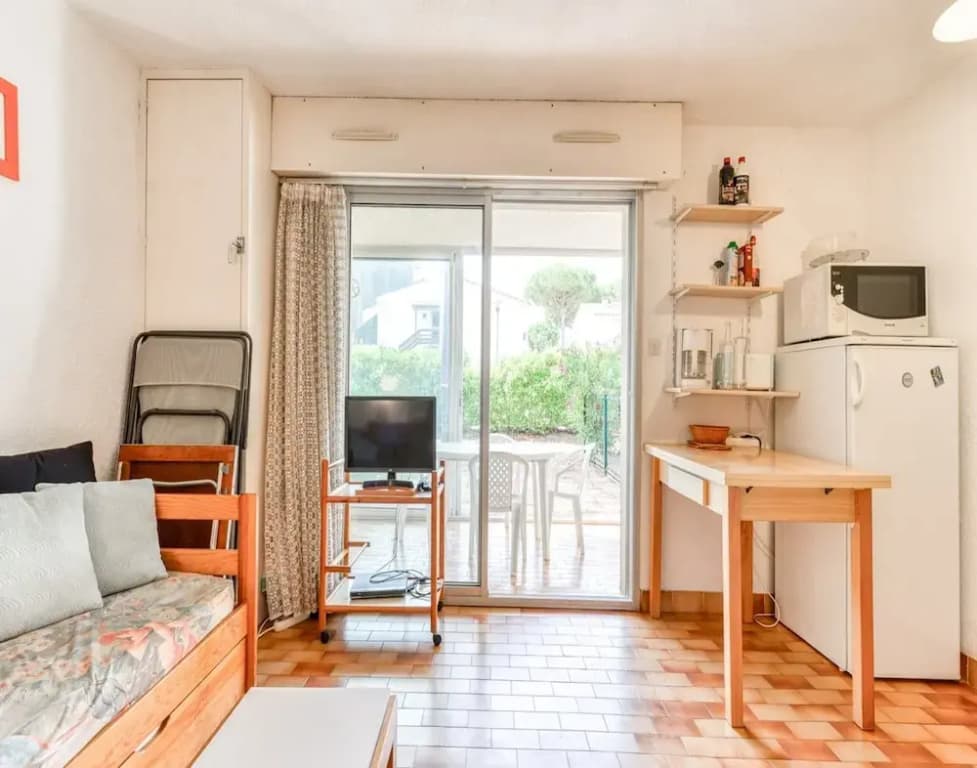 Peaceful Stay Near the Coast - Photo 3