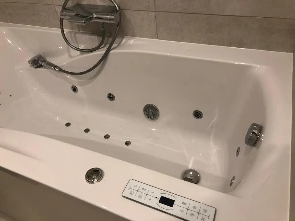 La Maison, 4 appartements 3 étoiles climatisés au centre ville avec jardin proche du Parc et des Thermes - Miniature 8
