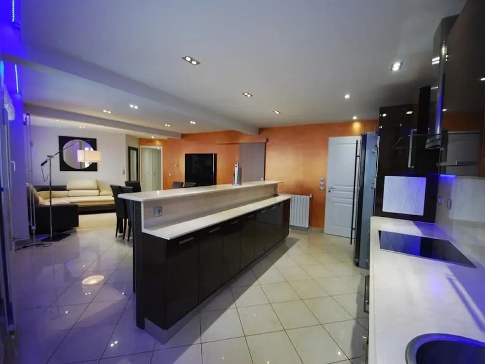 Three Bedroom Carlton Cannes - Photo 2