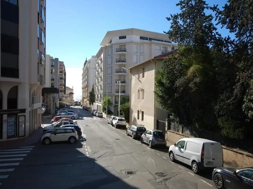 Three Bedroom Carlton Cannes - Photo 1