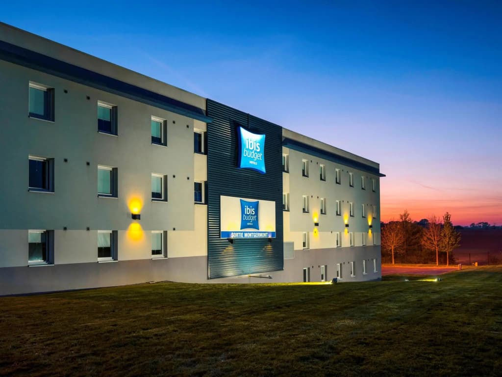 ibis budget Rennes Route de Saint Malo - Photo 1
