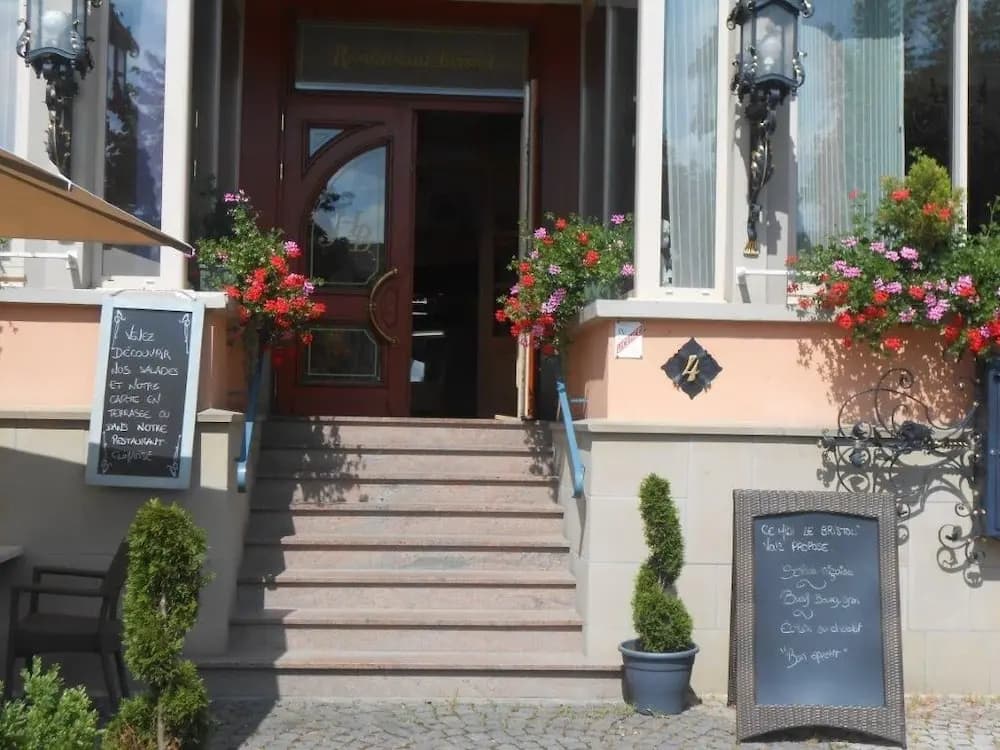 Hotel Restaurant Le Bristol - Photo 1