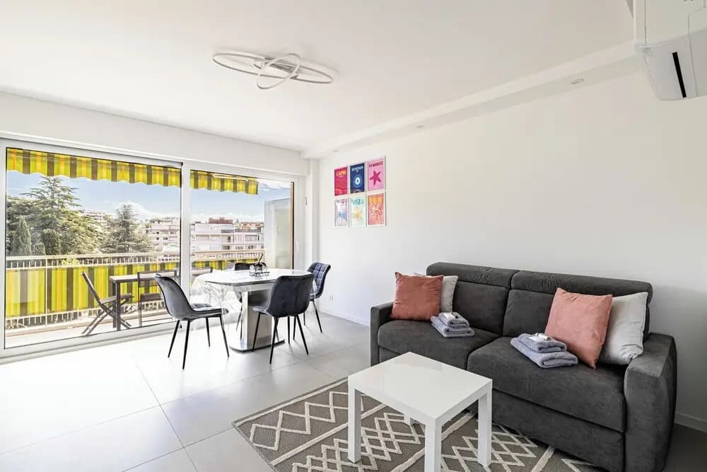 Elegance and Serenity With Terrace, View & A/C - Miniature 6