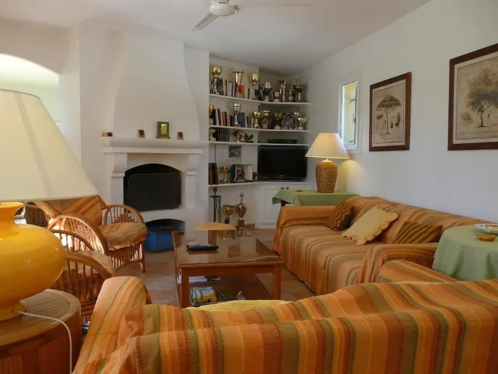 Agréable Villa Familiale Avec Piscine Chauffée, Grand Jardin, Située Proche du Centre du Village de Mouriès Au Coeur Des A...