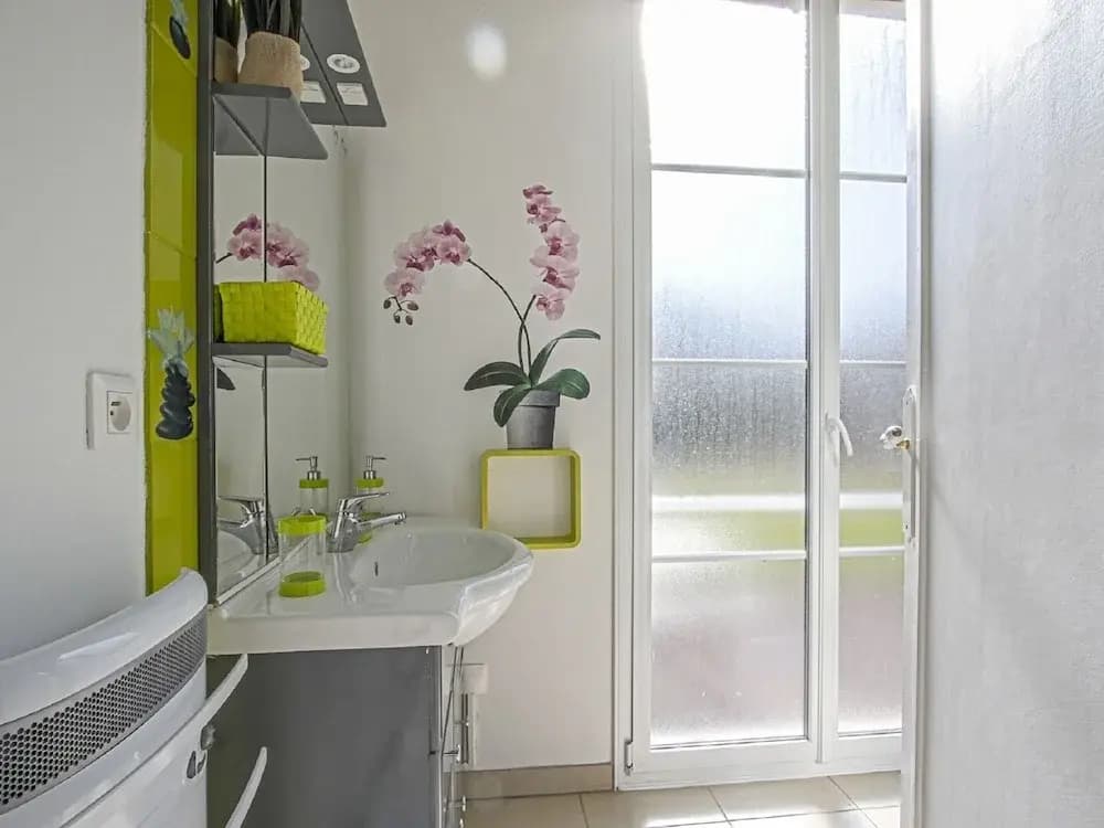 Charming Coastal Hideaway - Miniature 7