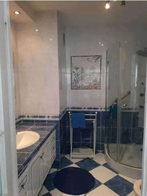 Spacieux F2 climatisé vue mer, piscine et parking - Photo 4