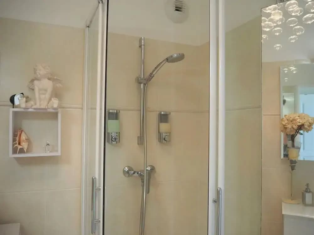 Apartment in Cannes With Sea View - Miniature 6