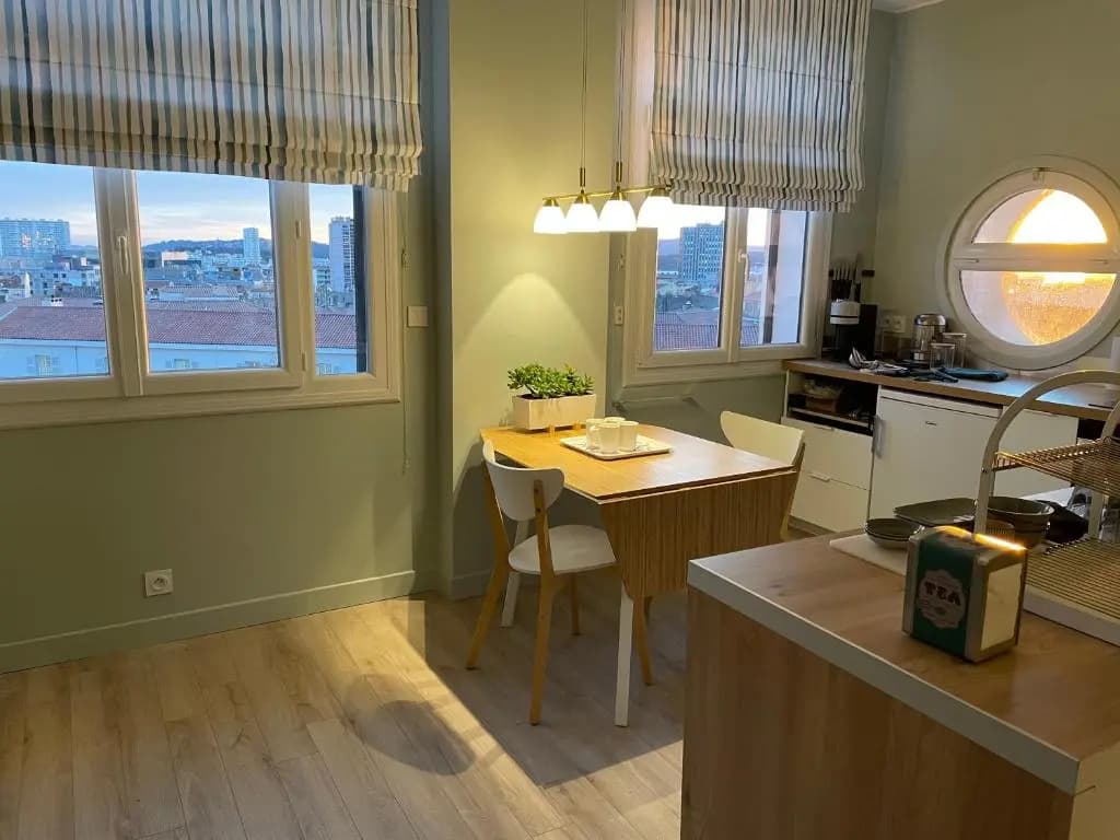 Vue sur rade appartement élégant vaste climatisé étage élevé ascenseur proche parking et toutes commodités au cœur du Toul...
