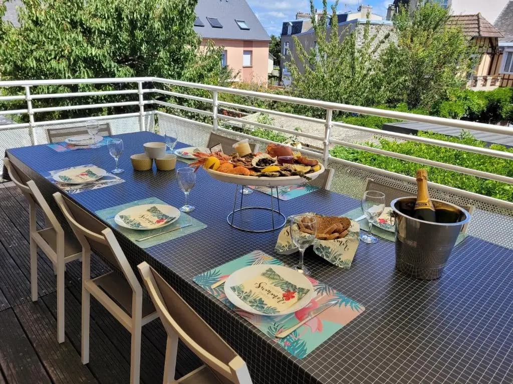 La terrasse, jacuzzi et vue mer à 100m de la plage - Miniature 7