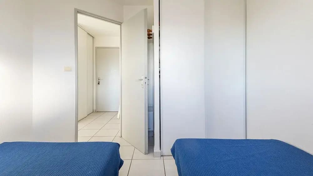 Sunny Waterfront Apartment - Photo 1