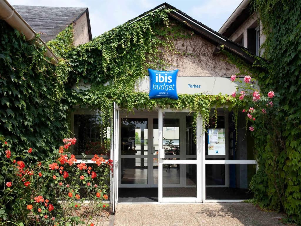 ibis budget Tarbes - Photo 1