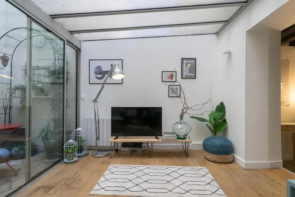 Chic Apartment With Patio - 2br/6p - Le Marais - Miniature 7
