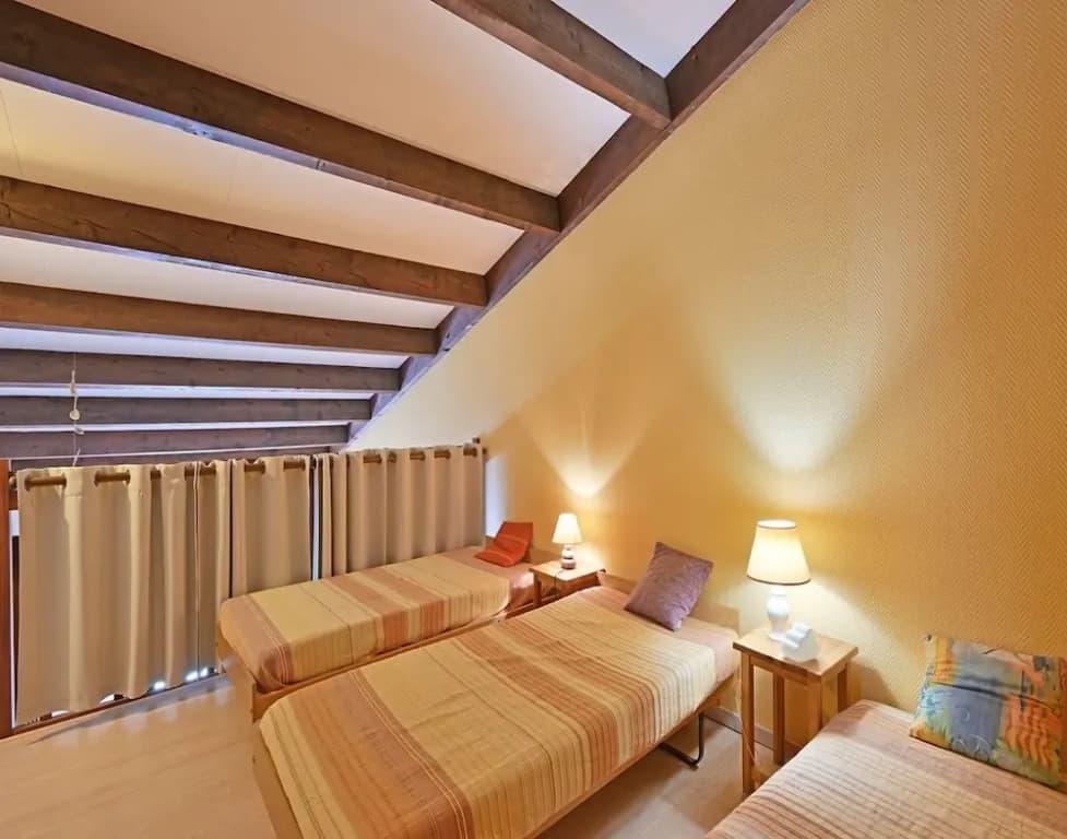 Waterfront Retreat With Balcony - Photo 3