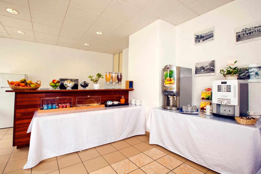 BRIT HOTEL Confort Lannion Centre Gare - Photo 2