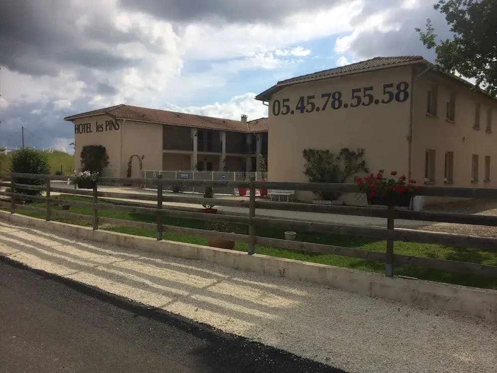 Hôtel les Pins - Photo 1