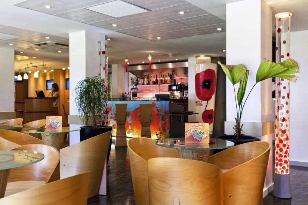 ibis Lyon Est Bron - Photo 2