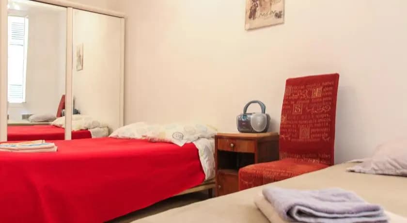 Room in apartment - Rue Droite - Photo 2