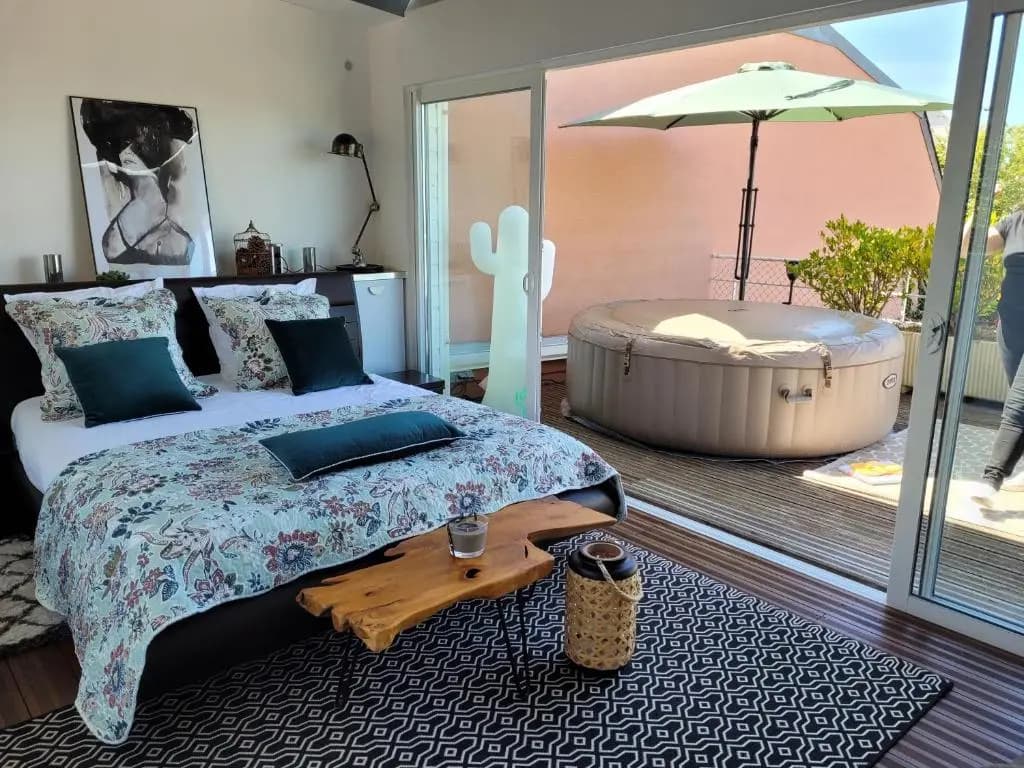 La terrasse, jacuzzi et vue mer à 100m de la plage - Photo 3