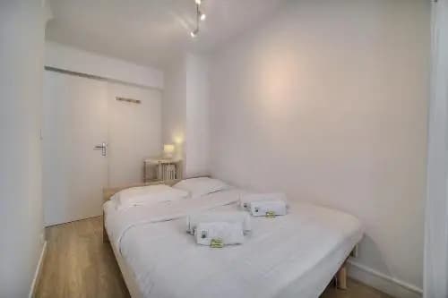 Renovated apartment with terrace - Photo 4